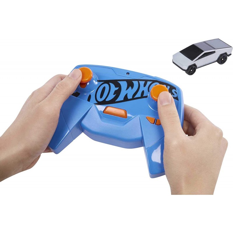 Hot Wheels RC 1:64 스케일 온 또는 오프 트랙 플레이를 위한 충전식 무선 제어 레이싱 카, 자동차, 컨트롤러 및 어댑터 포함