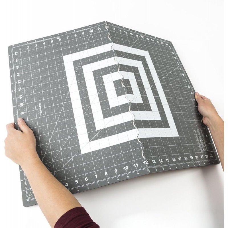 Fiskars Crafts 접이식 절단 매트, 18 x 24, 회색