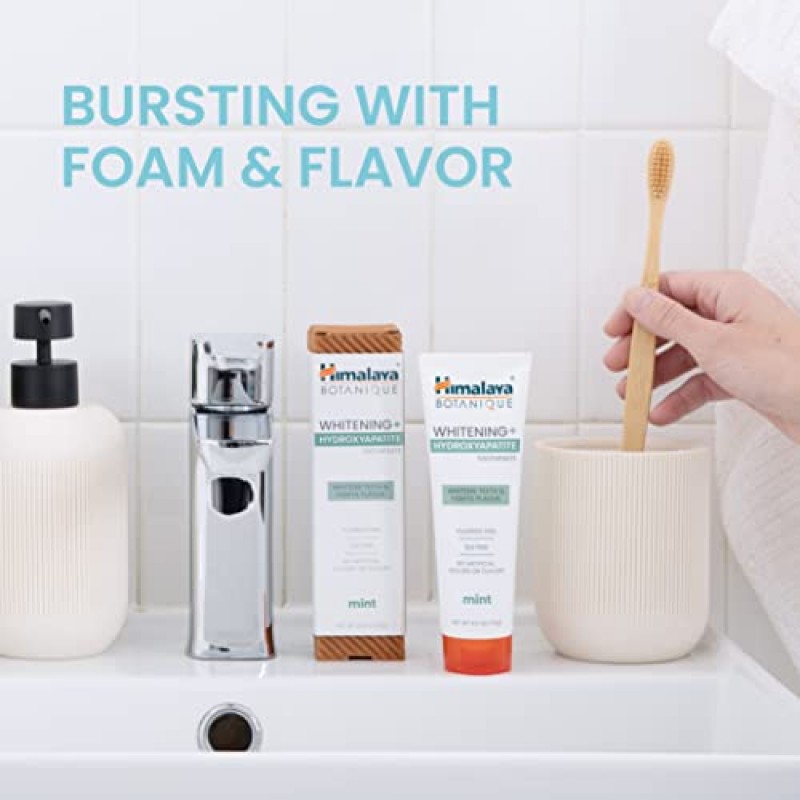 Himalaya Botanique 미백 + 하이드록시아파타이트 치약은 치아를 더 하얗게 하고 호흡을 상쾌하게 하며, 하이드록시아파타이트 지원 및 민트 향으로 플라그를 퇴치합니다. 불소가 없고 SLS가 없고 완전 채식, 4.0oz(113g)