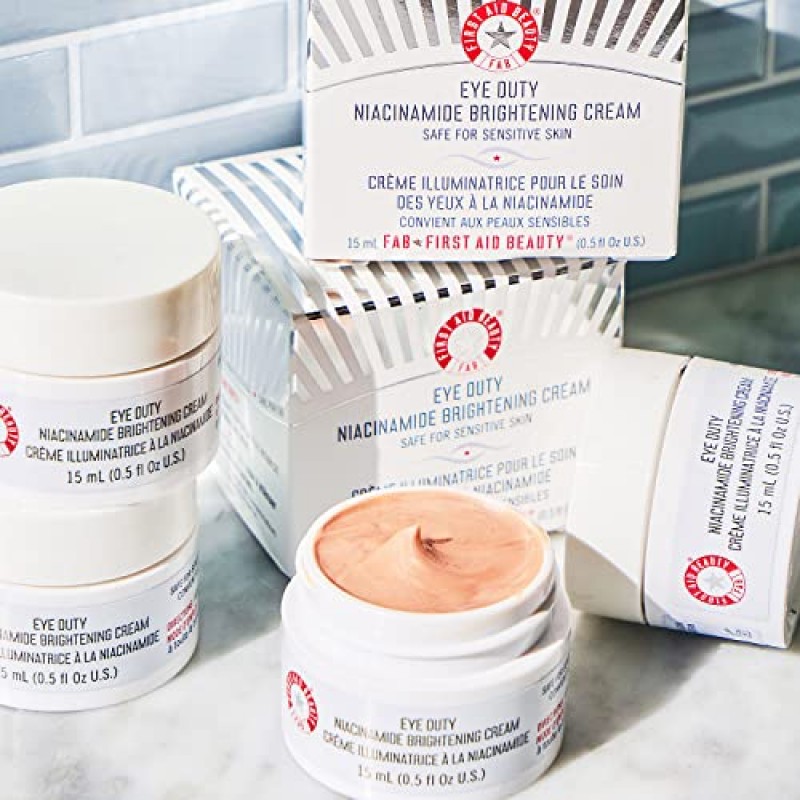 First Aid Beauty Eye Duty 나이아신아마이드 브라이트닝 크림, 다크서클과 붓기를 위한 일루미네이팅 아이 크림, 0.5oz.