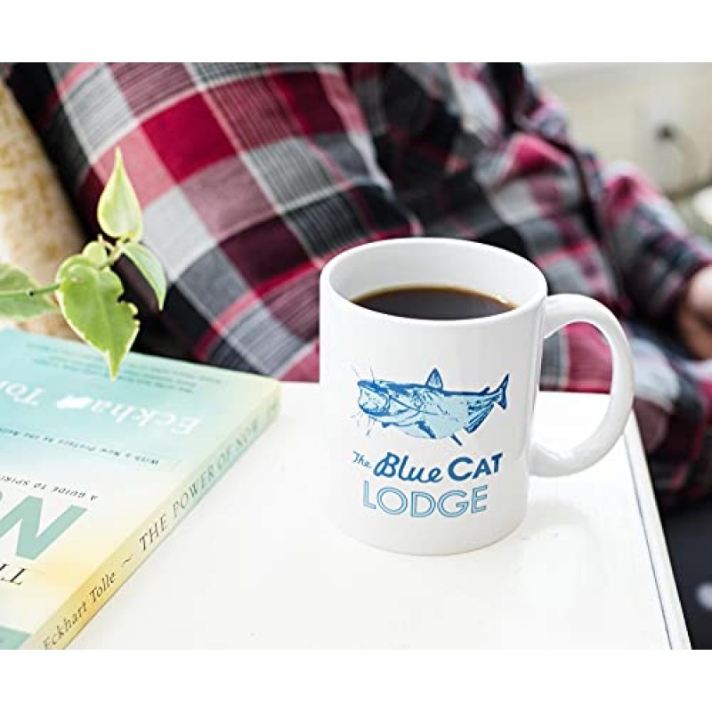 독점 Ozark Blue Cat Lodge 로고 화이트 세라믹 커피 머그 | 공식 TV 쇼 소장품 | 가정용 주방 세트용 참신 음료 용기 | 11 온스 보유