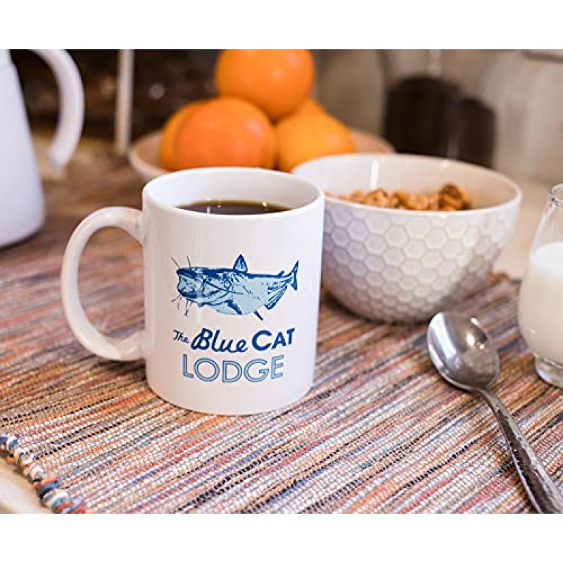 독점 Ozark Blue Cat Lodge 로고 화이트 세라믹 커피 머그 | 공식 TV 쇼 소장품 | 가정용 주방 세트용 참신 음료 용기 | 11 온스 보유