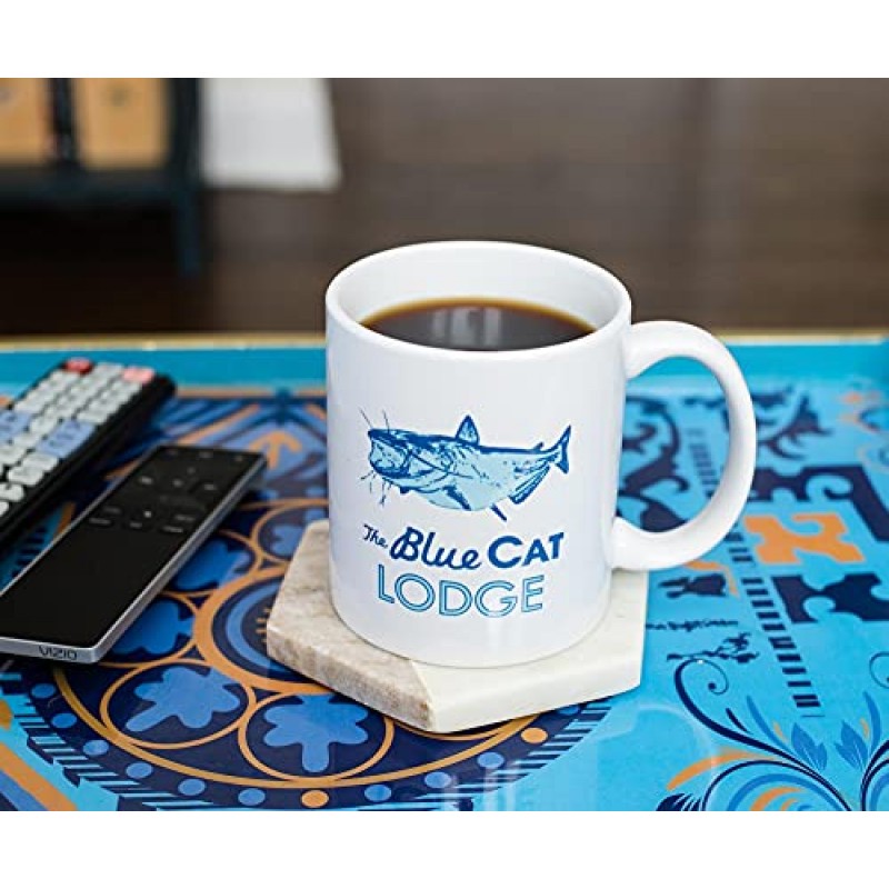 독점 Ozark Blue Cat Lodge 로고 화이트 세라믹 커피 머그 | 공식 TV 쇼 소장품 | 가정용 주방 세트용 참신 음료 용기 | 11 온스 보유