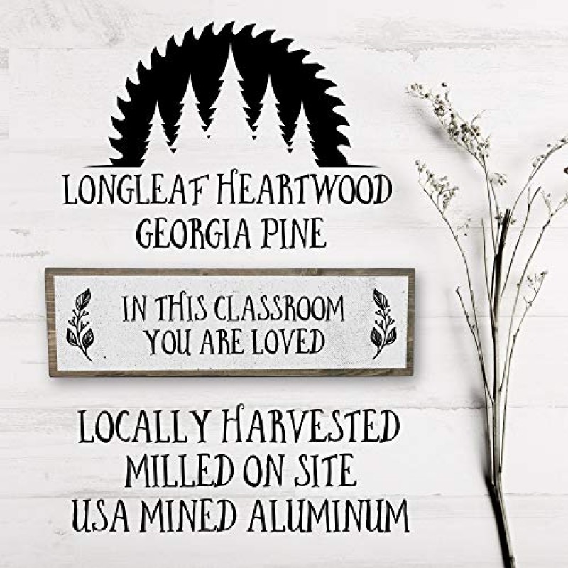 이 교실에서 당신은 사랑받습니다 - 수제 금속 나무 간판 – 교사 선물 - 귀여운 소박한 벽 장식 예술 – 교사 나무 간판 - 농가 장식