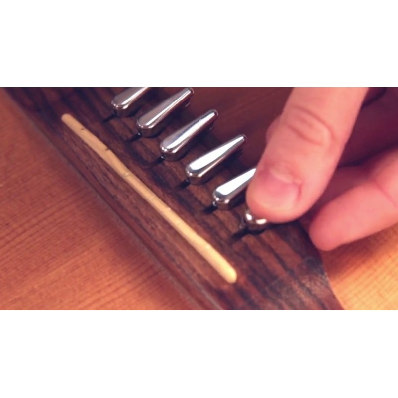 Power Pins 2.0 - 파워 플레이트 업그레이드가 포함된 블랙 크롬 세트 - 어쿠스틱 기타를 위한 특허 받은 브리지 핀 시스템 - 향상된 톤, 증폭된 사운드, 더 쉬운 스트링 조정 및 더 빠른 튜닝