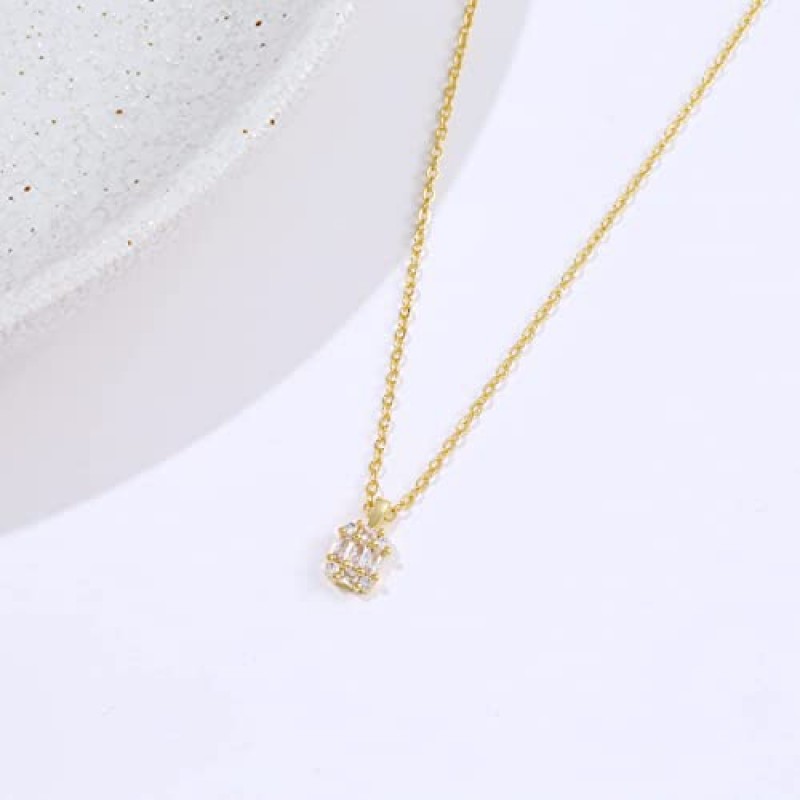 ASCOMY Dainty CZ 다이아몬드 솔리테어 펜던트 목걸이 여성용 14K 골드 도금 단일 라운드 큐빅 지르코니아 스퀘어 시뮬레이션 다이아몬드 초커 목걸이 신부 들러리 잡초 보석 선물