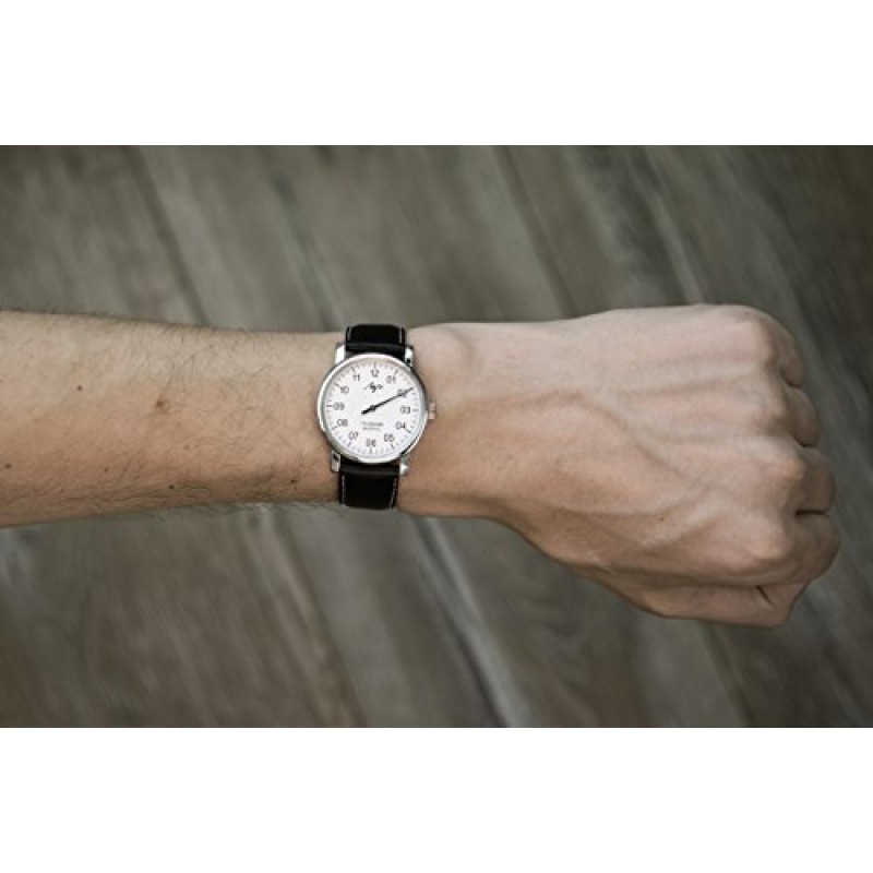 한 손으로 기계식 손목 시계. 가죽 밴드가 있는 남성용 시계 38mm. 독특한 싱글 핸드 시계 디자인. 핸드 와인딩 러시아 기계식 시계. 칼리버 1801.1H.