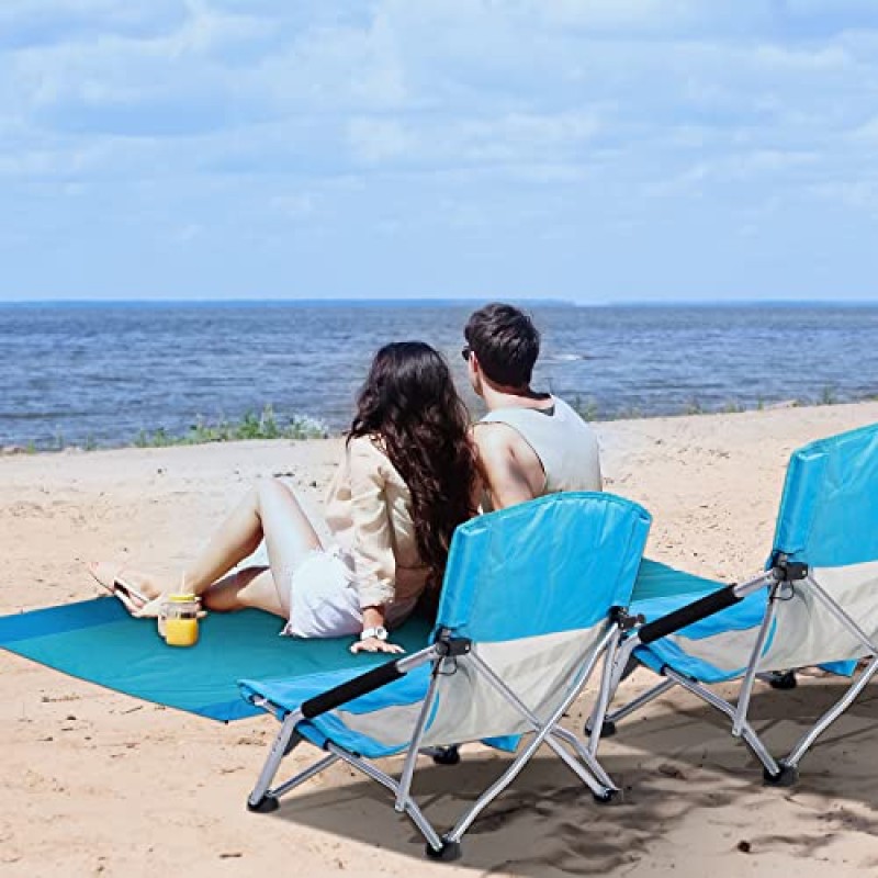 컵 홀더 가방과 해변 담요가 있는 2개의 낮은 해변 캠핑 접이식 의자 모래 방지 초대형 해변 매트 야외, 캠핑, 바비큐, 해변, 여행, 피크닉, 축제를 위한 4개의 말뚝이 있는 빠른 건조