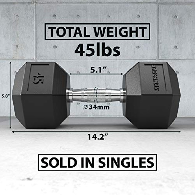 Synergee 고무로 감싼 크롬 손잡이가 있는 육각형 덤벨. 근력 및 컨디셔닝 훈련을 위한 다용도 웨이트를 개별적으로 판매합니다. 사용 가능한 크기는 2.5lbs에서 50lbs입니다.