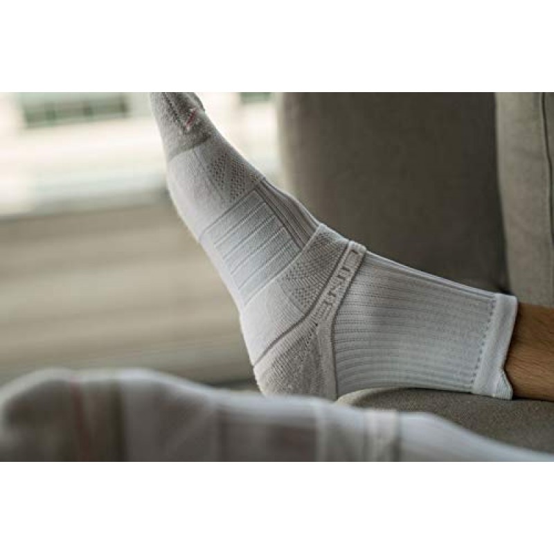 Strideline 기본 중간 길이 양말 | 4겹 원사 패딩, 직접 압축 및 구역별 쿠셔닝(1팩)
