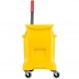 Rubbermaid Commercial Products, 바퀴 달린 걸레통, 고강도 올인원 탠덤 물걸레통, 노란색, 31쿼트(FG738000YEL)