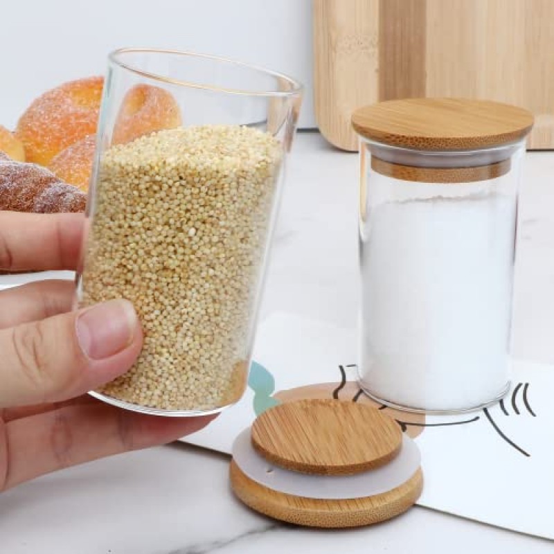 Datttcc 25 팩 대나무 뚜껑이 있는 유리 양념 항아리 - 라벨과 분필 마커가 있는 3.3 OZ 양념 항아리 - 양념 랙, 캐비닛, 서랍, 주방 식료품 저장실 조직을 위한 작은 식품 저장 밀폐 용기 세트