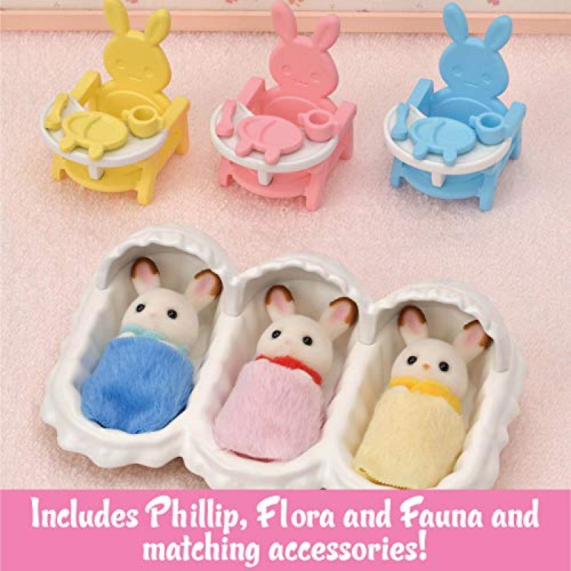 Calico Critters Triplets 케어 세트, 돌차기 놀이 토끼 피규어 3개가 포함된 인형의 집 플레이 세트 및 액세서리 포함