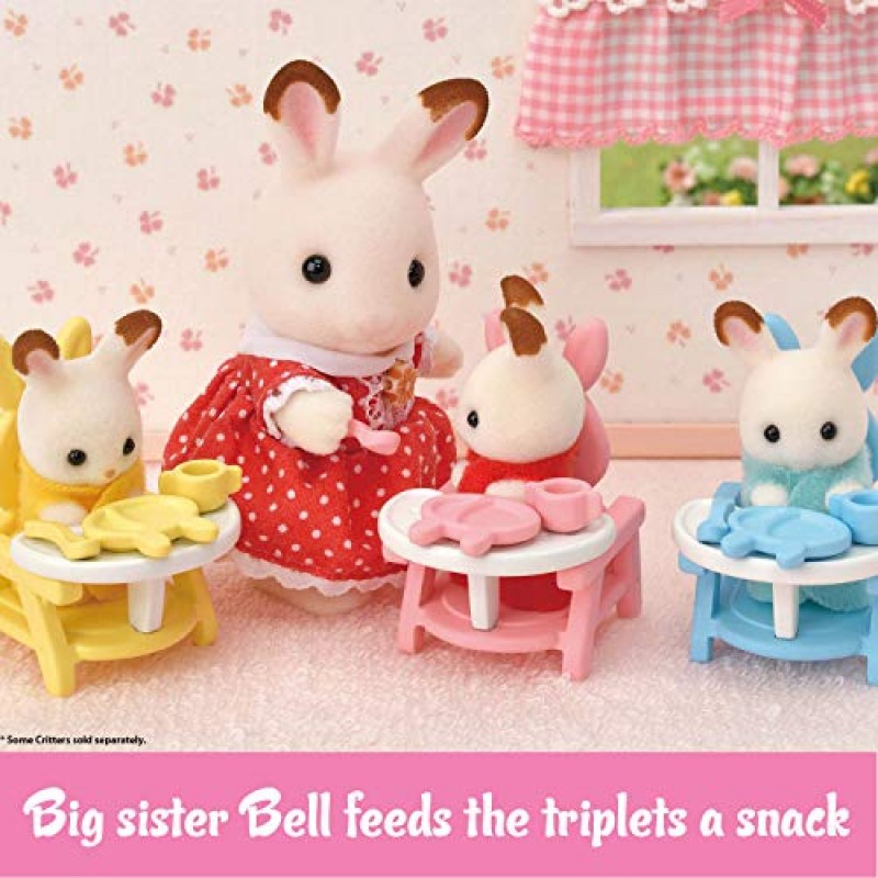 Calico Critters Triplets 케어 세트, 돌차기 놀이 토끼 피규어 3개가 포함된 인형의 집 플레이 세트 및 액세서리 포함