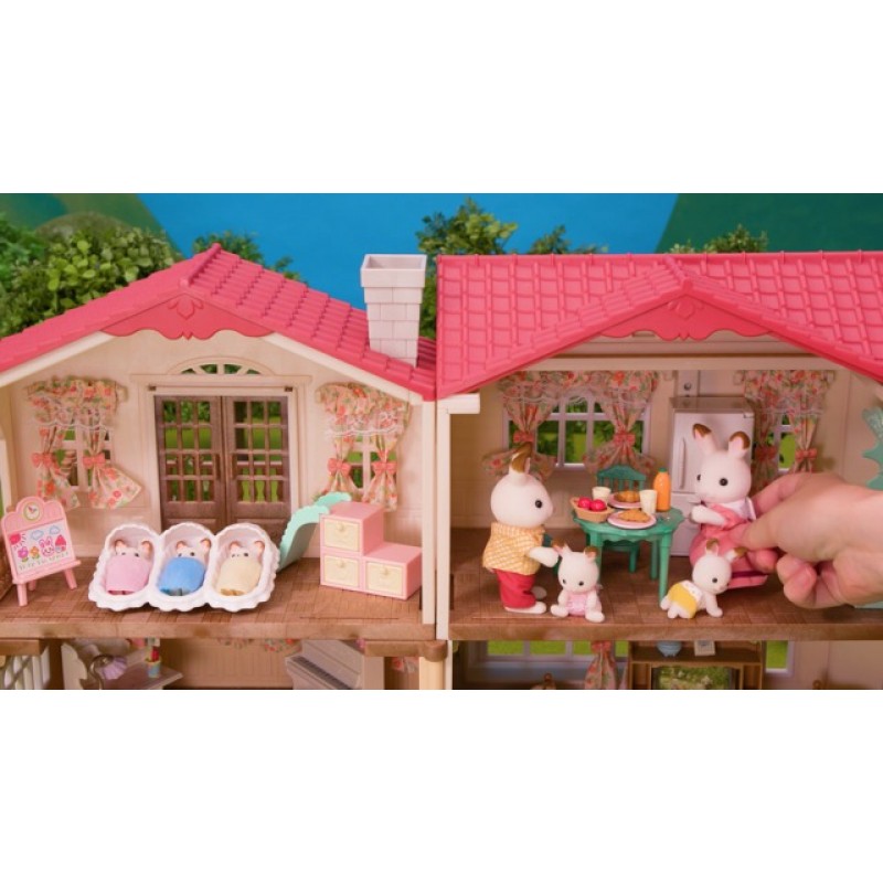 Calico Critters Triplets 케어 세트, 돌차기 놀이 토끼 피규어 3개가 포함된 인형의 집 플레이 세트 및 액세서리 포함