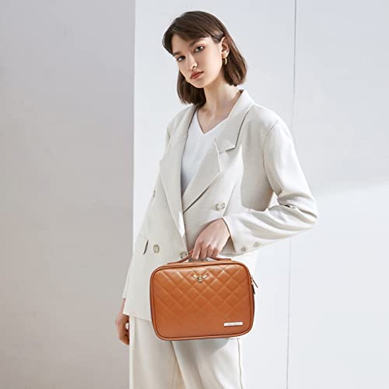 LACATTURA 여성용 여행용 메이크업 가방, 비건 가죽 화장품 가방, 방수 세면도구 정리함, 조절 가능한 칸막이와 브러시 홀더가 있는 메이크업 가방, 여성용 휴대용 미용 보관 가방, 흰색