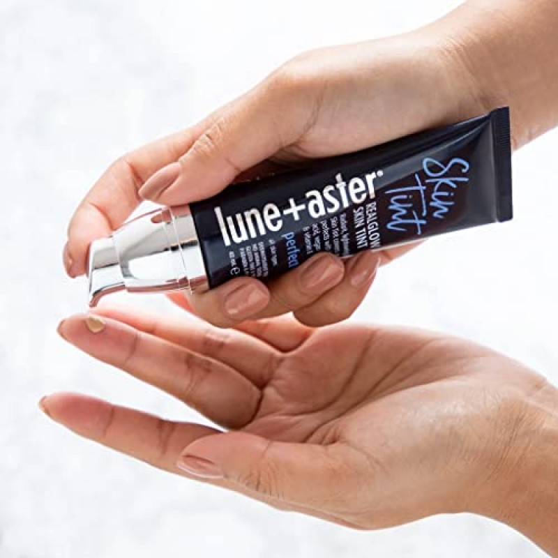 Lune+Aster RealGlow® 스킨 틴트 - 이 빛 확산 스킨 틴트는 초경량의 맞춤형 쉬어부터 미디엄 커버리지로 자연스럽게 빛나는 룩을 커버하고 완벽하게 만들어줍니다. - 미디엄 베이지