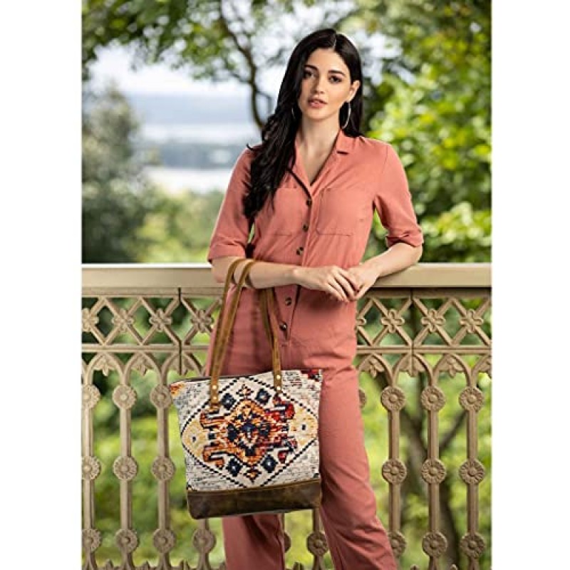 Myra Bag 스트리트 댄서 토트백 업사이클 캔버스, 러그 및 가죽 S-2548