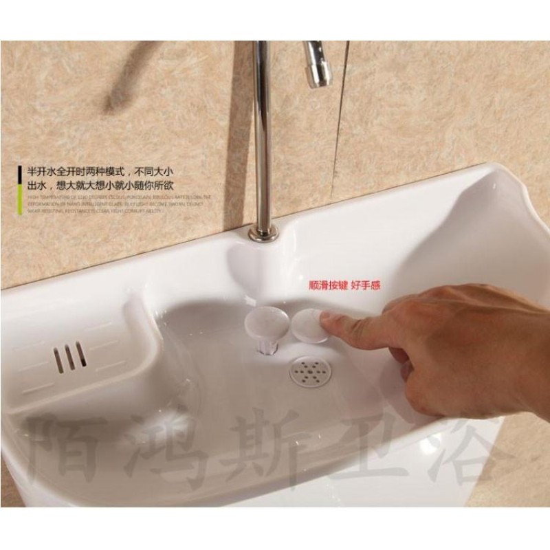 쪼그리고 앉는 화장실 물 탱크 세면대가있는 일본식 일본식 플러시 탱크 쪼그리고 앉는 화장실 가방 수도꼭지 물 저장 탱크