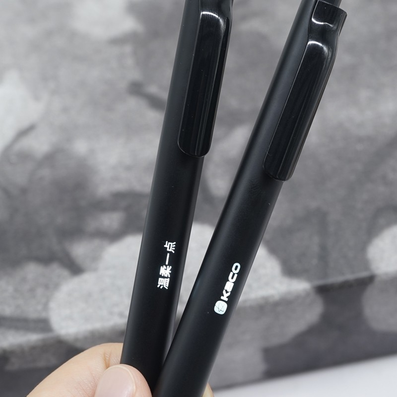 KACO Zhiyao 라이트 펜은 창의적인 광고 선물로 사용자 정의할 수 있습니다. 리필 선물 상자가 있는 0.5 검정색 푸시 버튼 젤 펜