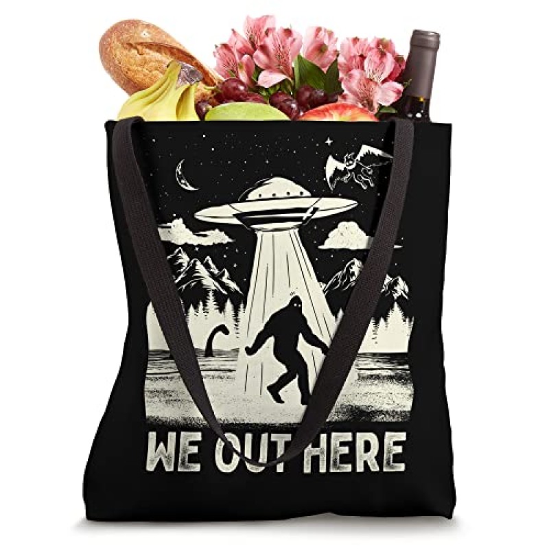 We Out Here Funny Bigfoot Mothman Cryptid UFO 납치 토트 백