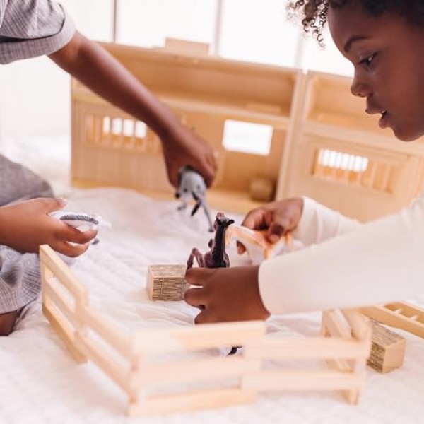 Melissa & Doug Fold and Go Wooden Horse Stable Dollhouse With Handle and Toy Horses (11 pcs) - 휴대용 말 헛간 플레이 세트, 어린이용 장난감 말 피규어 3+