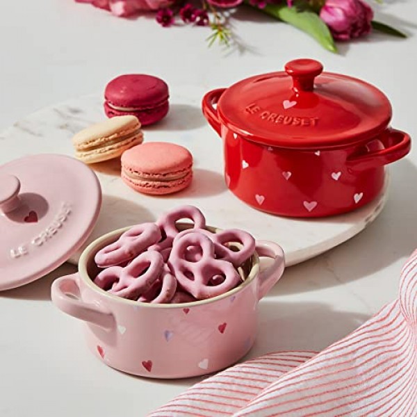 Le Creuset L'Amour 컬렉션 스톤웨어 미니 라운드 캐서롤, 8온스, 하트 아플리케가 있는 연홍색