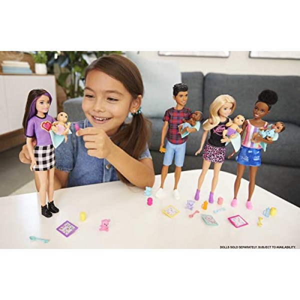Barbie Skipper Babysitters Inc 인형 및 액세서리 세트, 체크 스커트의 Skipper 인형, Baby Doll & 4가지 테마 조각 Brunette Multicolor