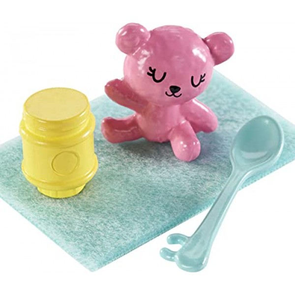 Barbie Skipper Babysitters Inc 인형 및 액세서리 세트, 체크 스커트의 Skipper 인형, Baby Doll & 4가지 테마 조각 Brunette Multicolor