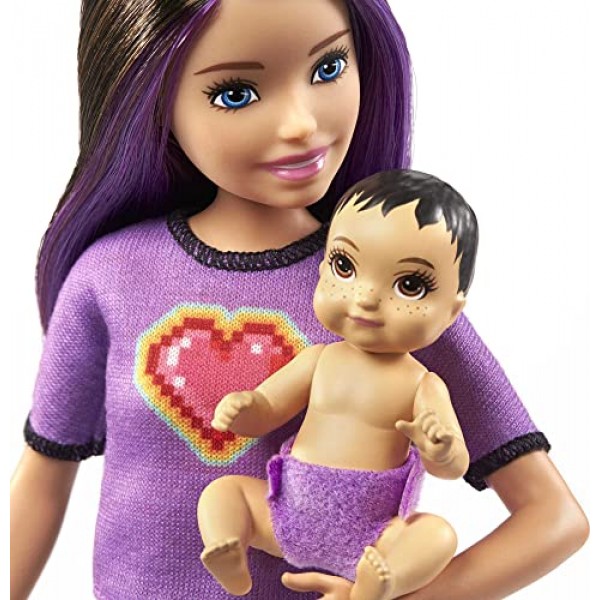 Barbie Skipper Babysitters Inc 인형 및 액세서리 세트, 체크 스커트의 Skipper 인형, Baby Doll & 4가지 테마 조각 Brunette Multicolor