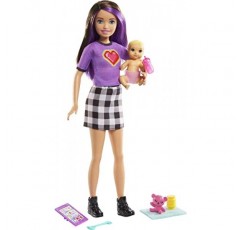 Barbie Skipper Babysitters Inc 인형 및 액세서리 세트, 체크 스커트의 Skipper 인형, Baby Doll & 4가지 테마 조각 Brunette Multicolor