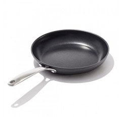 OXO Good Grips Pro 10인치 프라이팬 프라이팬, 3겹 독일 엔지니어링 논스틱 코팅, 스테인레스 스틸 손잡이, 식기세척기 사용 가능, 오븐 사용 가능, 검정색