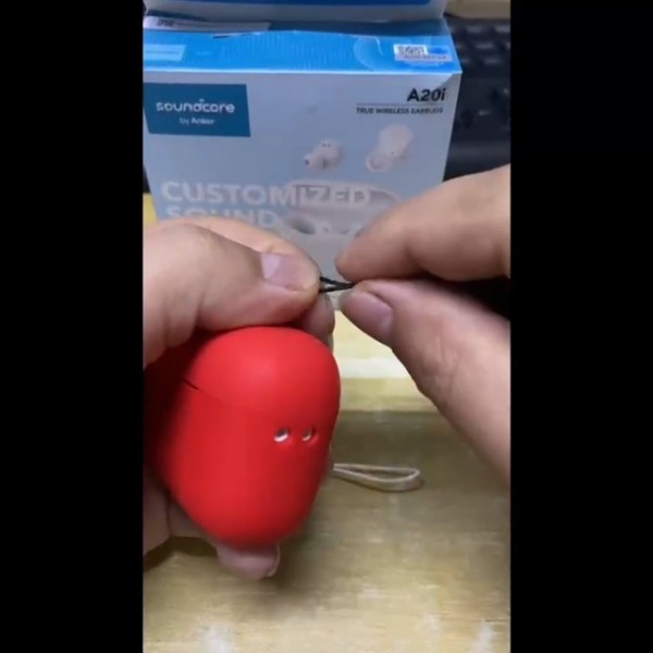 Anker Soundcore A20i용 Geiomoo 실리콘 케이스, 끈이 있는 보호 커버(검은색)
