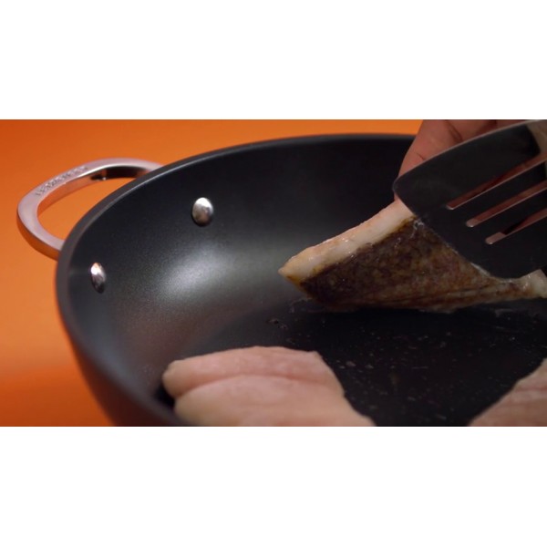 Le Creuset 강화 붙지 않는 얕은 캐서롤/유리 뚜껑이 있는 브레이저, 2.5qt.