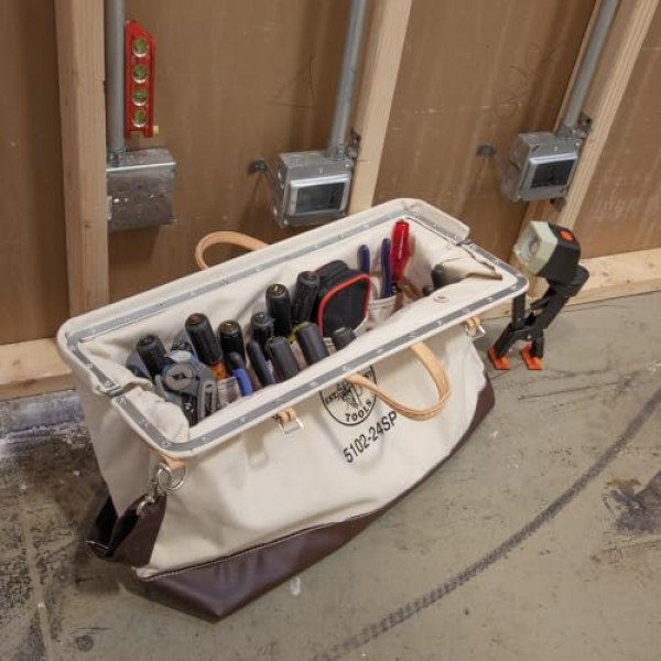 Klein Tools 5102-24SP 디럭스 캔버스 도구 가방 천연 캔버스로 제작된 24인치 내부 포켓 17개와 탈착식 어깨끈