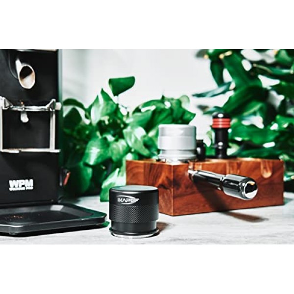 IKAPE 커피 제품, 53MM 에스프레소 탬퍼, 스프링 장착 프리미엄 바리스타 커피 보정 탬퍼, 54MM Breville 바텀리스 포터필터와 호환되는 100% 스테인레스 스틸 탬퍼(블랙)