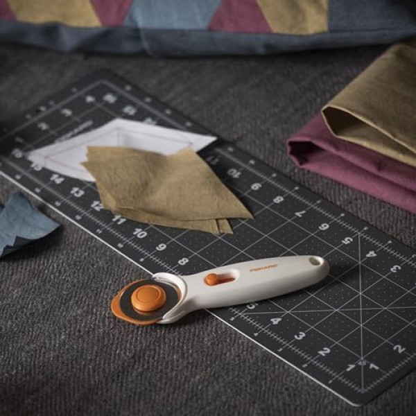 Fiskars 직물용 45mm 로터리 커터 - 프리미엄 스틱 로터리 커터 - 공예 용품 - 공예, 봉제 및 퀼팅 프로젝트 - 화이트