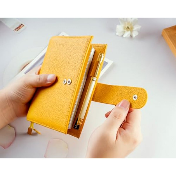Hobonichi, Stalogy, Midori Hibino, Leuchtturm1917 등을 위한 A6 가죽 플래너 커버 - 펜 루프, 카드 슬롯, 백 포켓 및 북마크 포함(노란색)