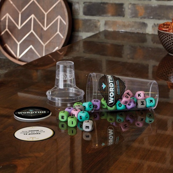 Wordtini, 성인용 파티 게임: 단어 만들기 마티니 흔들기 게임 - 자신만의 NSFW 수준 선택 - 직장, 대학 파티, 바 및 게임의 밤에 적합