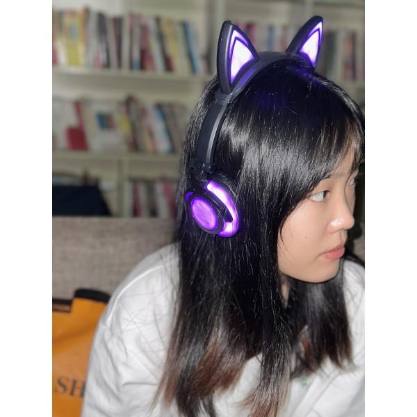 밝은 LED가 장착된 Olyre Kids 고양이 귀 헤드폰 스마트폰 태블릿 iPad 노트북용 3.5mm 오디오 케이블이 장착된 접이식 경량 헤드폰(퍼플 + 블랙)