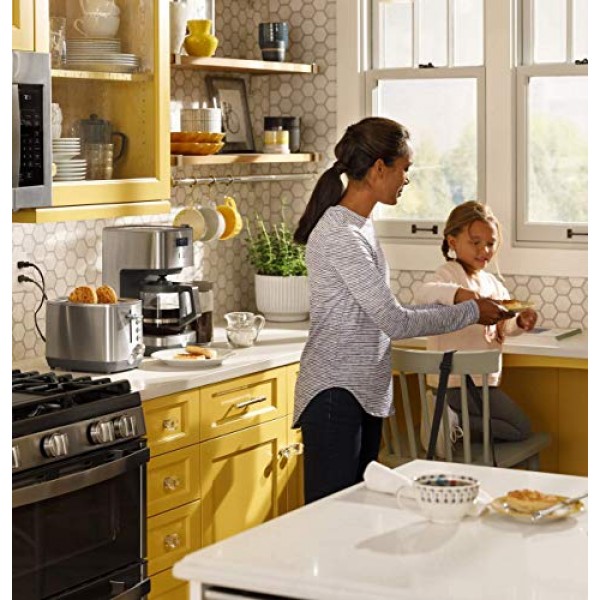 GE 스테인레스 스틸 토스터 | 2 슬라이스 | 베이글, 빵, 와플 등을 구울 수 있는 매우 넓은 슬롯 | 온 가족이 즐길 수 있는 7가지 색상 옵션 | 조리대 주방 필수품 | 850와트