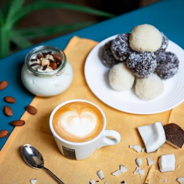 Lavazza Crema E 아로마 원두 커피 블렌드, 2.2파운드 봉지, 강렬하고 흙향이 나는 풍미와 오래 지속되는 크레마를 지닌 균형 잡힌 미디엄 로스트, Non-GMO