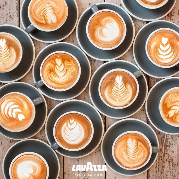 Lavazza Crema E 아로마 원두 커피 블렌드, 2.2파운드 봉지, 강렬하고 흙향이 나는 풍미와 오래 지속되는 크레마를 지닌 균형 잡힌 미디엄 로스트, Non-GMO