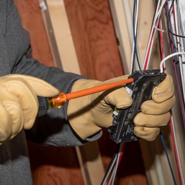 Klein Tools 6986INS 절연 드라이버, 1000V 슬림 프로파일 팁, 6인치 생크가 있는 #1 정사각형, 쿠션 그립 핸들