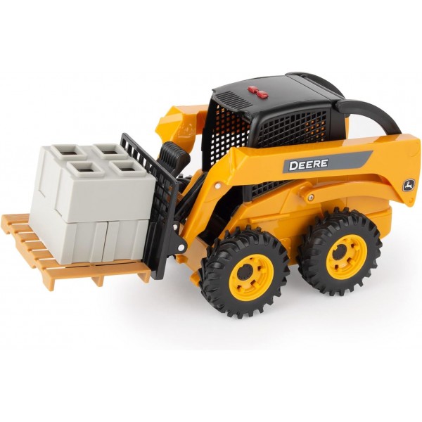 ERTL Big Farm John Deere 스키드 스티어 세트 - 1:16 스케일 - 배럴과 콘이 포함된 건설 장난감 - 3세 이상 아동용 장난감