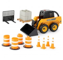 ERTL Big Farm John Deere 스키드 스티어 세트 - 1:16 스케일 - 배럴과 콘이 포함된 건설 장난감 - 3세 이상 아동용 장난감