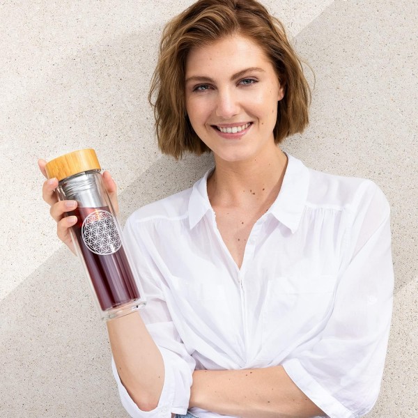 스트레이너가 있는 Navaris 유리 티 보틀 - 450ml 테이크아웃 티 보틀 찻주전자 - 여행용 음료수 병 - 생명의 꽃 커버가 있는 붕규산 유리 이중벽