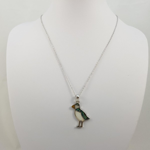 Kiara 주얼리 퍼핀 펜던트 목걸이 18인치 트레이스 체인에 천연 그린과 마더 오브 펄 파우아 전복 껍질이 상감되어 있습니다. 변색되지 않는 실버 컬러 로듐 도금.