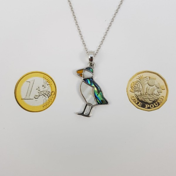 Kiara 주얼리 퍼핀 펜던트 목걸이 18인치 트레이스 체인에 천연 그린과 마더 오브 펄 파우아 전복 껍질이 상감되어 있습니다. 변색되지 않는 실버 컬러 로듐 도금.