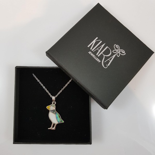 Kiara 주얼리 퍼핀 펜던트 목걸이 18인치 트레이스 체인에 천연 그린과 마더 오브 펄 파우아 전복 껍질이 상감되어 있습니다. 변색되지 않는 실버 컬러 로듐 도금.